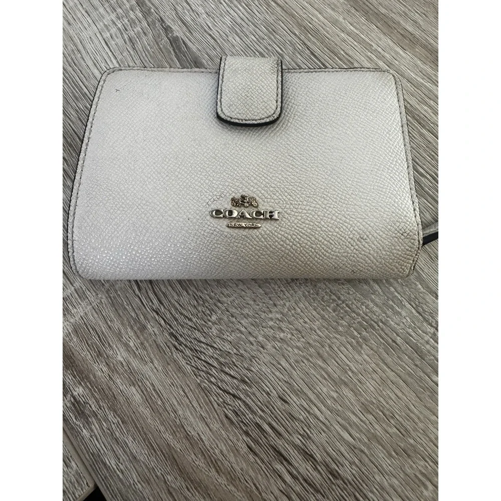 COACH Medium Corner Full Zip Wallet White Fair Condition PT2